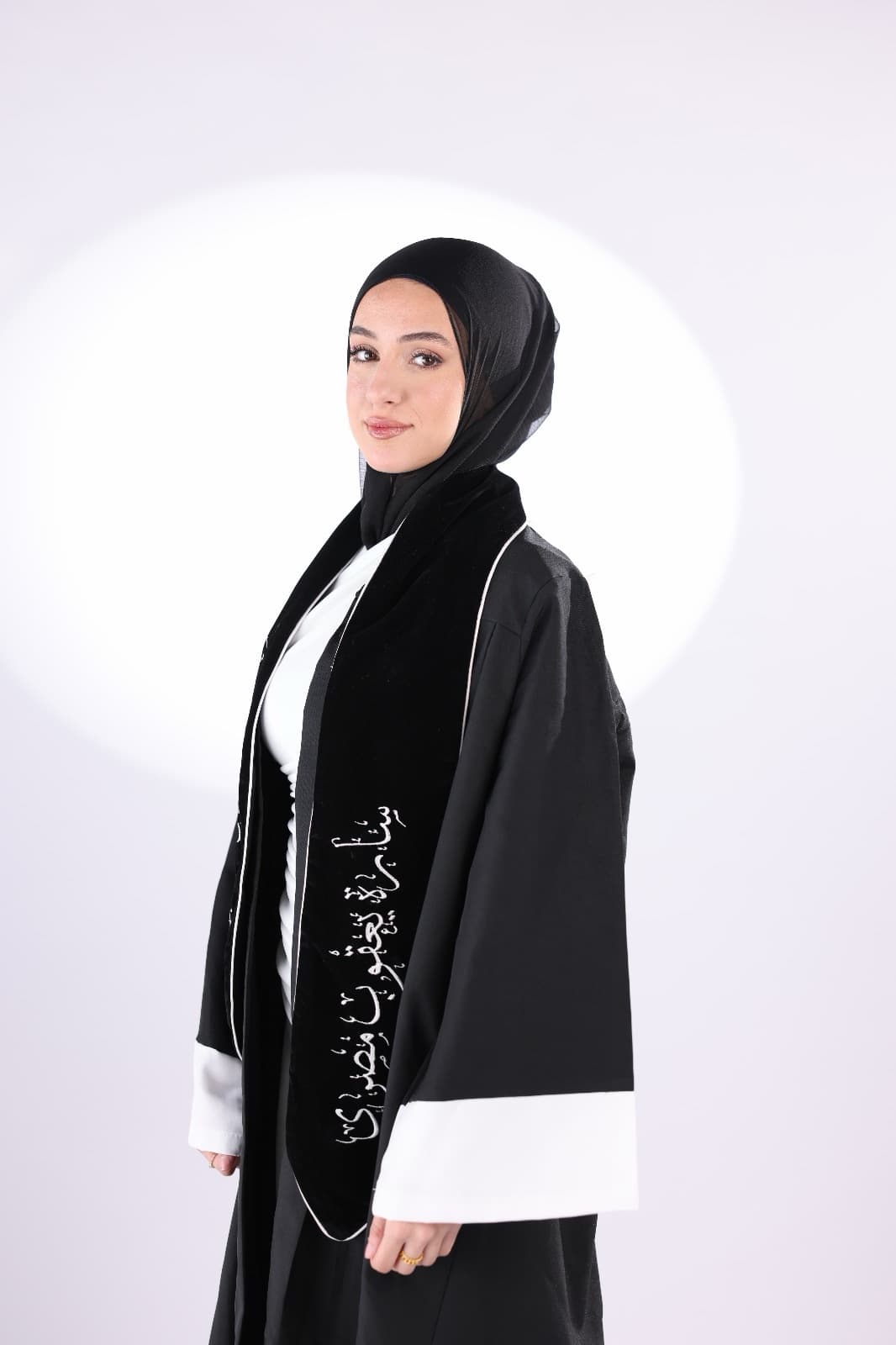 طقم عباية التخرج المطرزة
